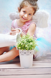 小微笑女孩浇水植物