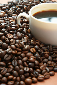 咖啡豆与白杯