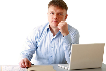 男子坐在一台笔记本电脑