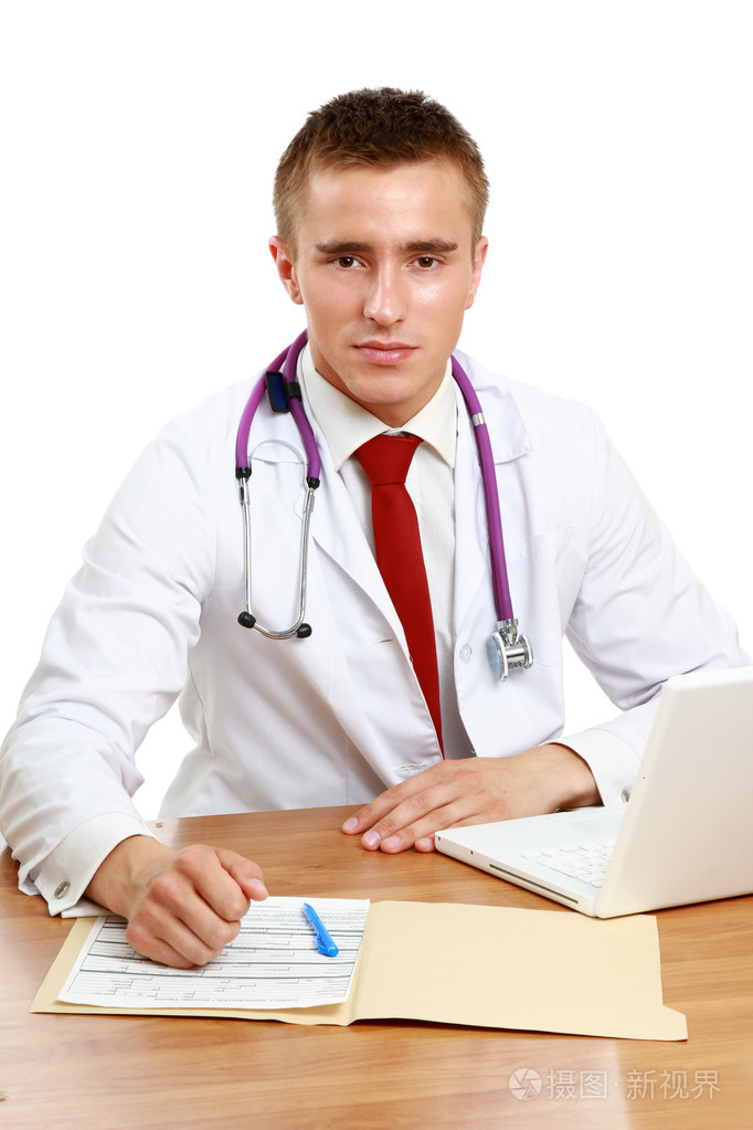 伏案工作的男医生
