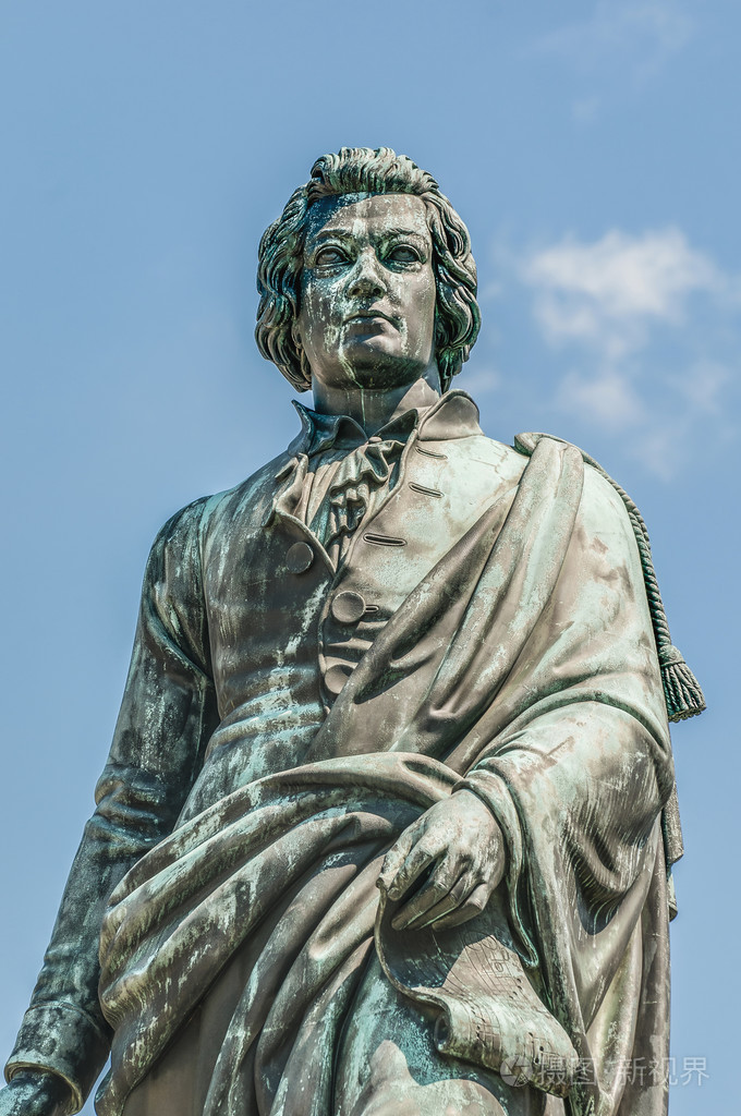 莫扎特雕像在莫扎特广场 (莫扎特) 在萨尔茨堡,奥地利经济论坛