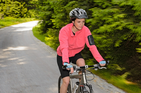borro de movimento bicicleta de mulher montanha ciclovia