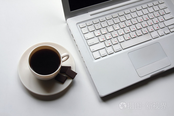 笔记本电脑和一杯咖啡