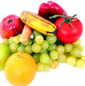 水果和蔬菜被隔绝在一个白色的背景