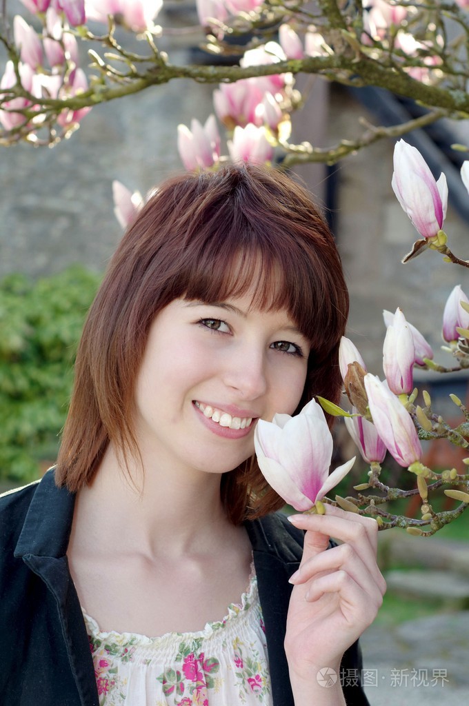 闻花香在庭院里的女人