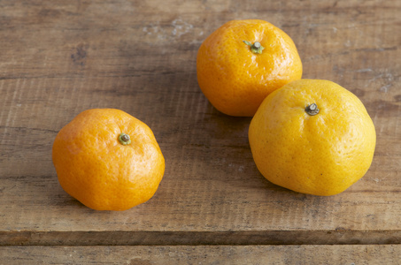 木制的桌子上的橘子