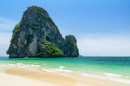 清澈的水和蓝蓝的天空。phra nang 海滩泰国