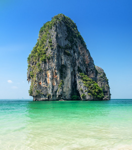 清澈的水和蓝蓝的天空。phra nang 海滩泰国