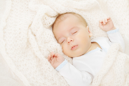 刚出生的婴儿睡觉，覆盖在柔软的毛毯