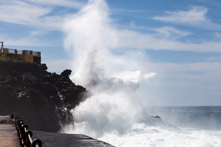 巨大的波浪打在特内里费岛多岩石的海岸