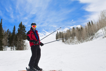 男性滑雪滑雪山上图片