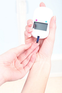 测量血糖水平的血液特写图片