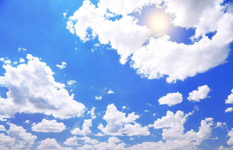 蓝蓝的天空云层和太阳
