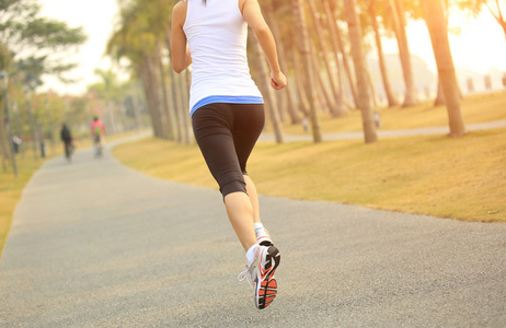 健康的生活方式年轻亚裔女子慢跑