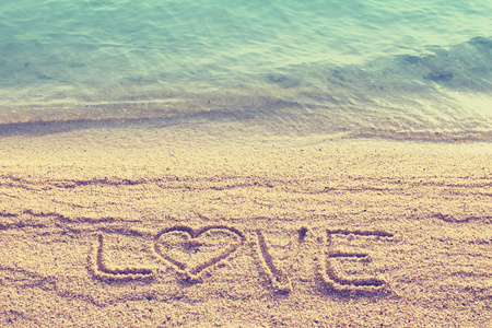 爱文字写在沙滩上