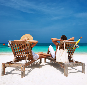 怀特夫妇在马尔代夫的海滩上放松