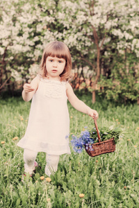 漂亮的小女孩与花