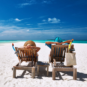 夫妇在马尔代夫的海滩上放松
