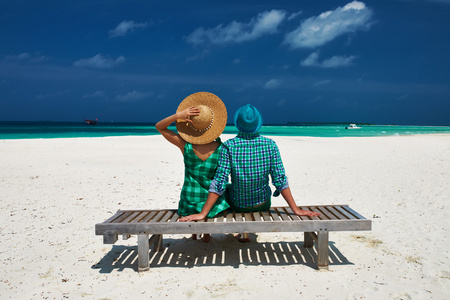 白之恋人在马尔代夫的海滩上绿图片