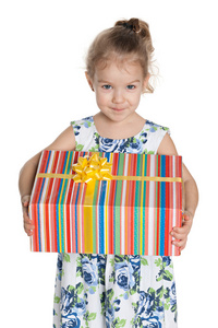 漂亮的小女孩与一个礼品盒
