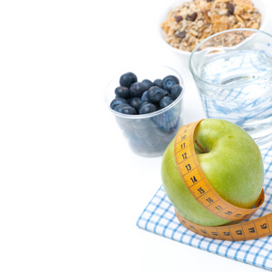 健康食品概念   苹果 蓝莓 水和牛奶什锦早餐