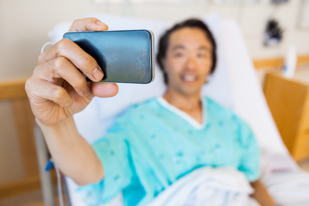 服用自画像通过移动电话在医院中的病人
