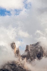 洛基山山峰在云端