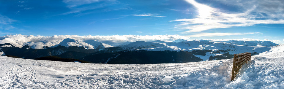 冬季景观全景，白色和白雪皑皑的高山风景