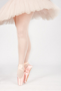 跳舞艺术摩托时站在脚趾上的芭蕾舞演员