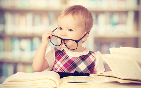 在图书馆看书的眼镜滑稽女婴