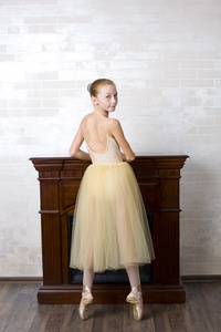 画室肖像，有吸引力的年轻芭蕾舞女演员