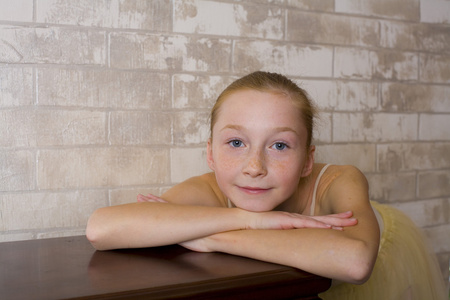 画室肖像，有吸引力的年轻芭蕾舞女演员
