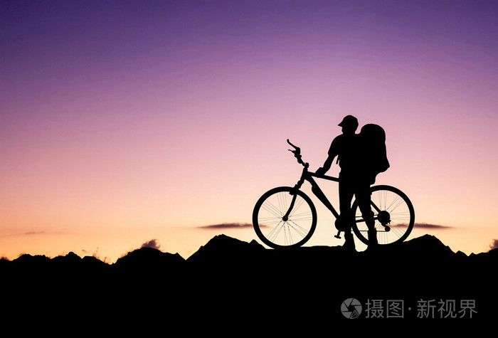 自行车旅游的剪影