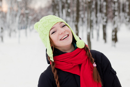 在雪地里微笑的女人的肖像