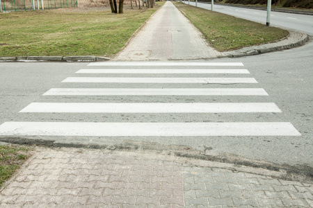 行人过路处的横向道路标记