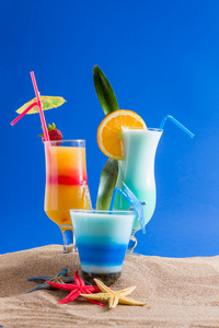 新鲜热带鸡尾酒在阳光明媚的沙滩上