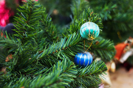 圣诞球在树上以木板上的装饰图片