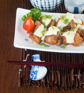 日本料理。炸鸡的背景