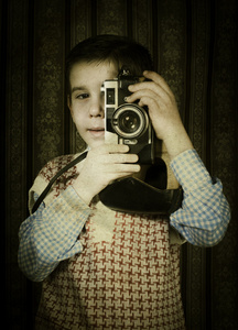 儿童用老式相机拍照