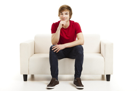 年轻男子坐在沙发上