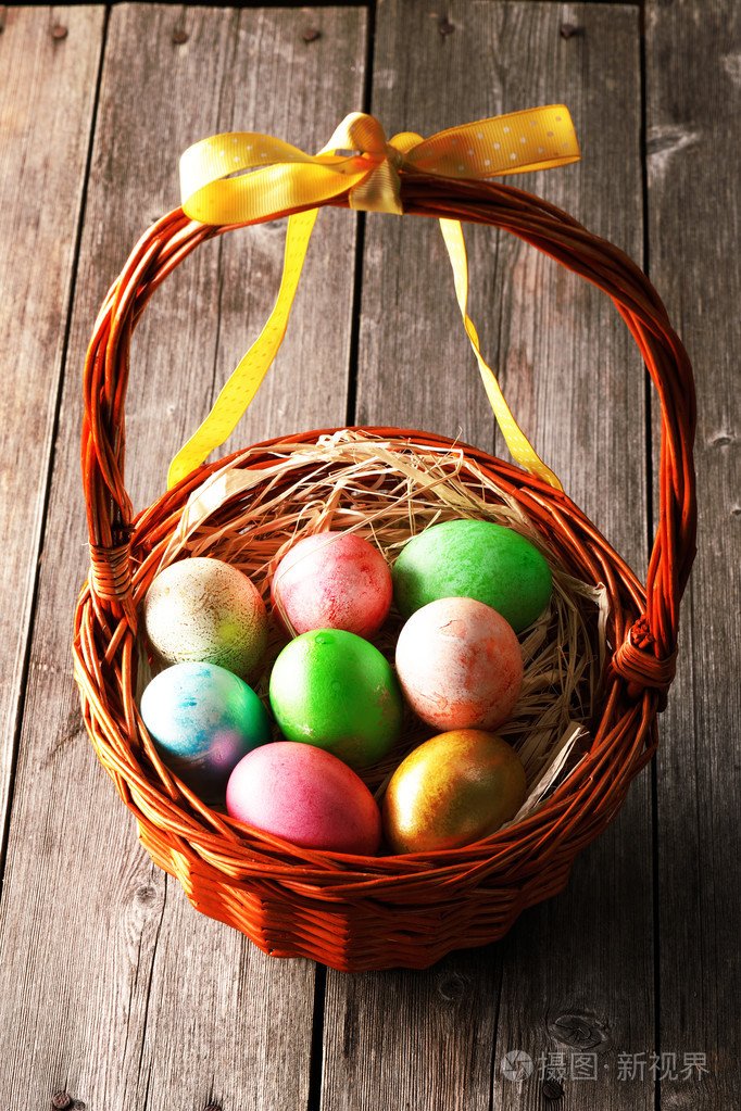 在篮子里的复活节彩蛋