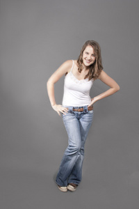 年轻女性她的牛仔裤和白色的 t 恤