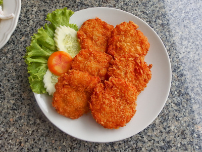 甜汁酱炸的虾肉球照片