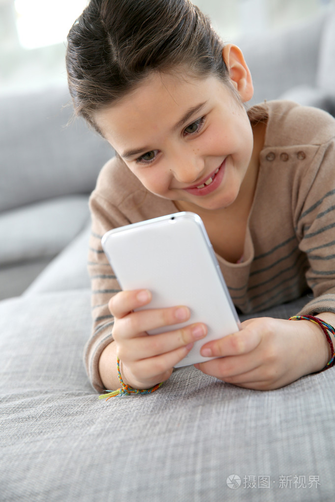 女孩玩智能手机