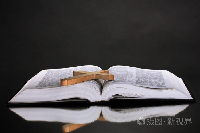 俄罗斯圣经 》 和黑色背景上的木制十字架