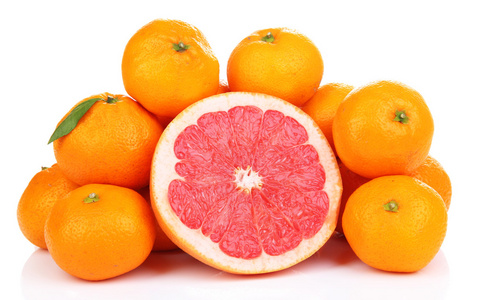 成熟香甜的橘子和葡萄柚，孤立的白色衬底上