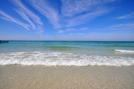 美丽的沙滩和蓝色的大海，在明亮的阳光灿烂的夏天一天