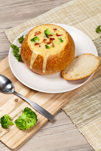 酵母面包碗里装满西兰花奶酪汤