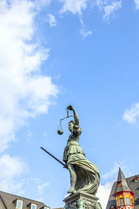 在法兰克福默正义女神的雕像
