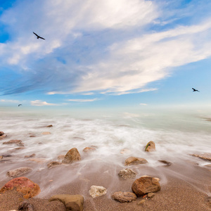 极简主义的海景。沿海日出